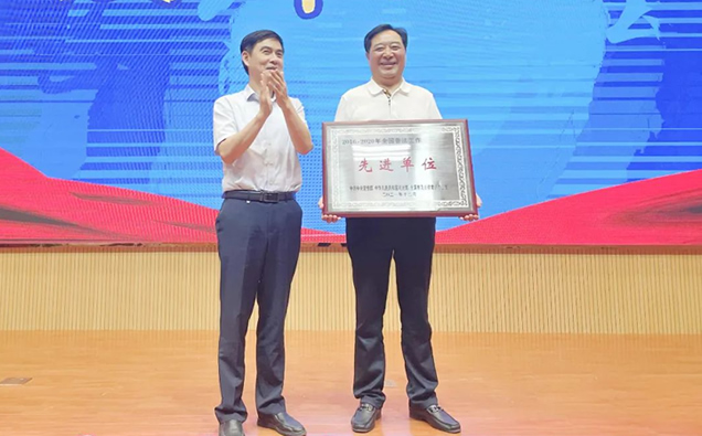 滁州市人大法工委主任陳寶全向集團(tuán)董事長(zhǎng)趙寬授牌 滁州市人大法工委主任陳寶全向集團(tuán)董事長(zhǎng)趙寬授牌