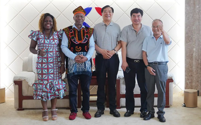 喀麥隆共和國(guó)克里比市市長(zhǎng)Sabikanda Guy Emmanuel一行與天康集團(tuán)領(lǐng)導(dǎo)合影 喀麥隆共和國(guó)克里比市市長(zhǎng)Sabikanda Guy Emmanuel一行與天康集團(tuán)領(lǐng)導(dǎo)合影